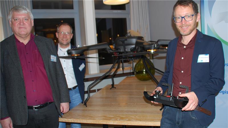 Messung aus der Luft und im Feld - aber keine Endlagersuche nahe Harsefeld Präsentierten in Harsefeld die große Drohne (von links): Die Geophysiker Mattias Körbe, Gerald Gabriel und Thomas Günther.