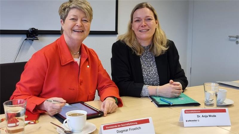 Trotz Flaute: Regionale Wirtschaft braucht immer mehr Arbeitskräfte Präsentierten spannende Zahlen aus dem Arbeitsmarkt und vom Bürgergeld: Dagmar Froelich (links) und Dr. Anja Wode.