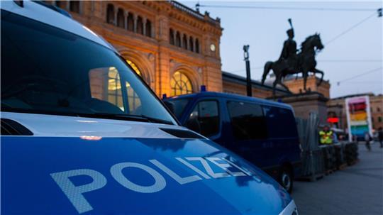 Präsenz der Polizei soll das Sicherheitsgefühl am Bahnhof Hannover verbessern. (Archivbild)