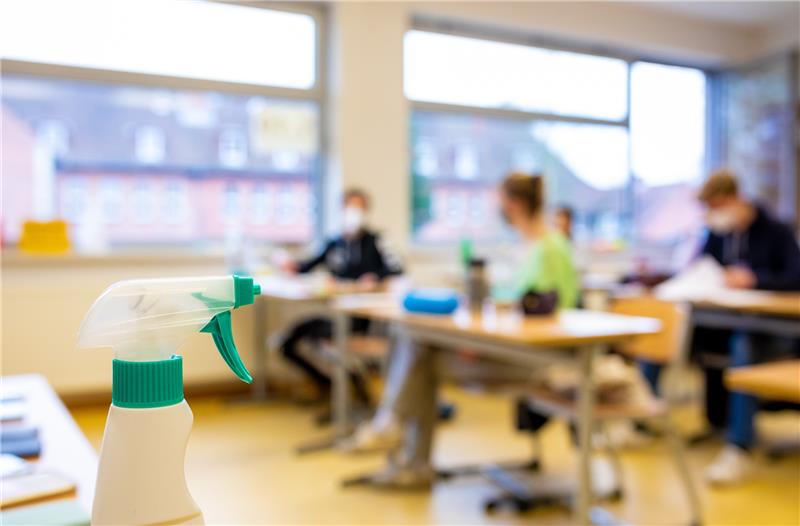 Präsenzunterricht mit Vorsichtsmaßnahmen: So soll das Schuljahr 2021/22 starten. Foto: Moritz Frankenberg/dpa