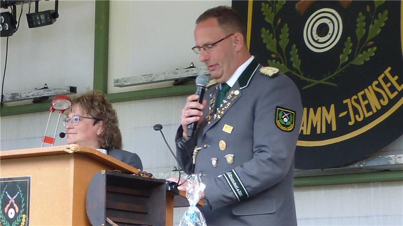 Präsident Björn Zühlke und Moderatorin Silke Mahler.