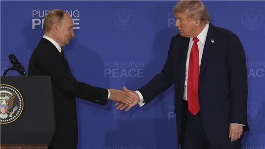 Präsident Donald Trump (r) schüttelt die Hand des russischen Präsidenten Wladimir Putin.