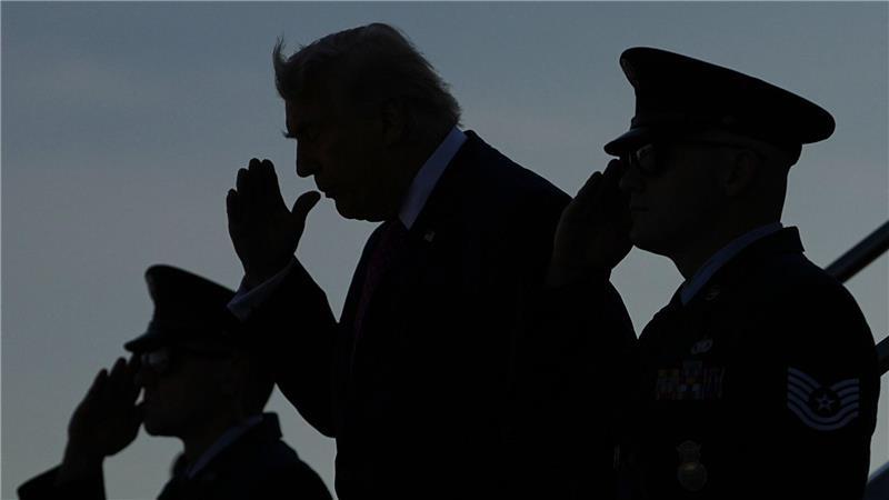 Präsident Donald Trump salutiert bei seiner Ankunft mit der Air Force One auf dem Flughafen Charlottesville-Albemarle.