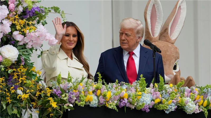 Trump tritt mit Osterhase auf - teure Eier, große Spender Präsident Donald Trump und First Lady Melania Trump stehen auf dem Balkon des Blauen Zimmers während des White House Easter Egg Roll.