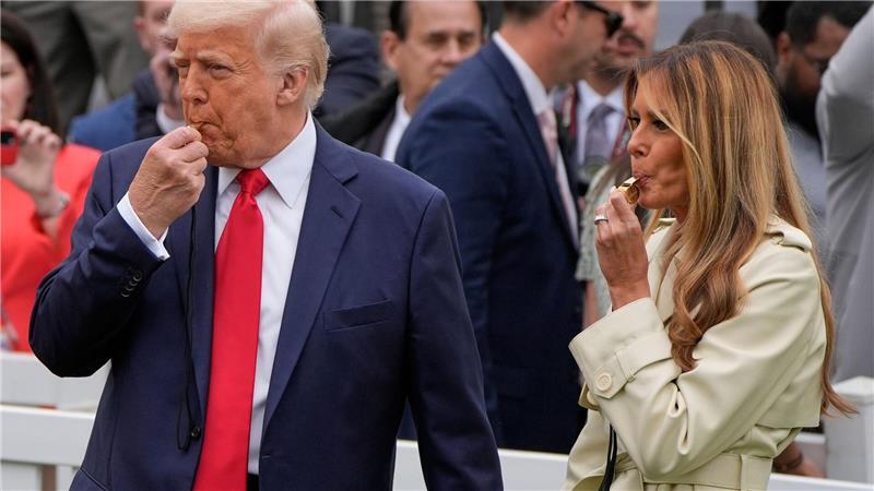 Trump tritt mit Osterhase auf - teure Eier, große Spender Präsident Donald Trump und Melania Trump blasen während des White House Easter Egg Roll in Trillerpfeifen.