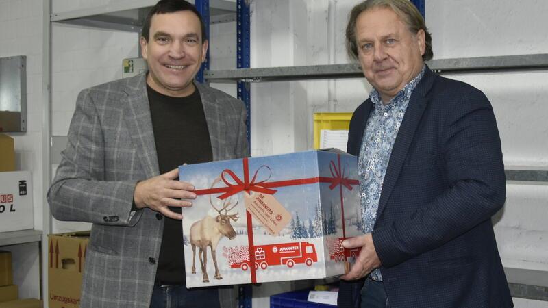 Weihnachtstrucker-Aktion: Pakete für Menschen in Not Präsident Josef Seidl und Martin Gäb von den Buxtehuder Rotariern.
