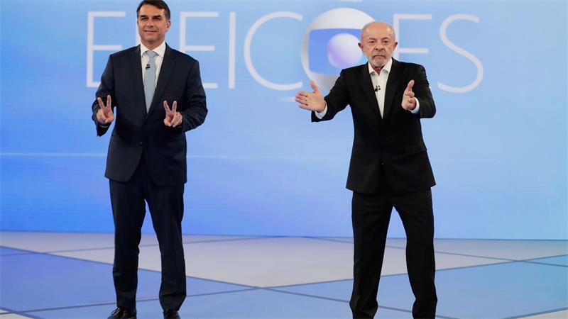 Präsident Luiz Inácio Lula da Silva (r) und Senator Flávio Bolsonaro bei einer Präsidentschaftsdebatte .