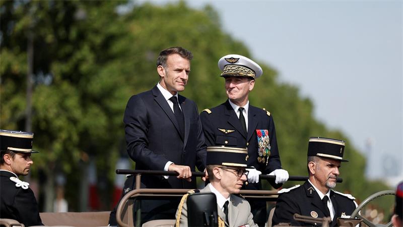 Größte Militärparade unter Macron - Ukraine im Fokus Präsident Macron nahm zum Ende seiner zweiten Amtszeit die Parade zum Nationalfeiertag zum zehnten und letzten Mal ab.