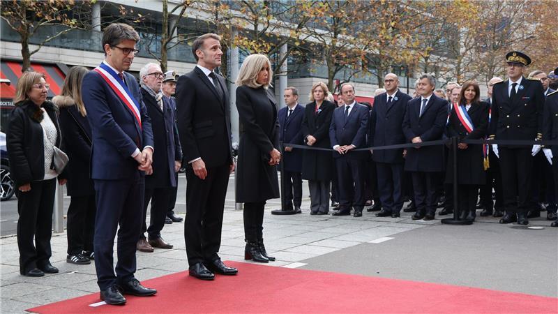 Präsident Macron wird an Gedenkveranstaltungen an allen Anschlagsorten teilnehmen.