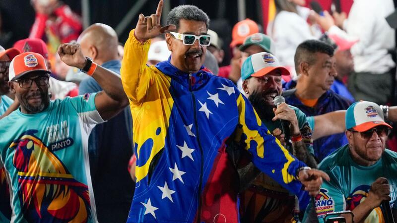 Präsident Maduro feiert seinen offiziell verkündeten Sieg.
