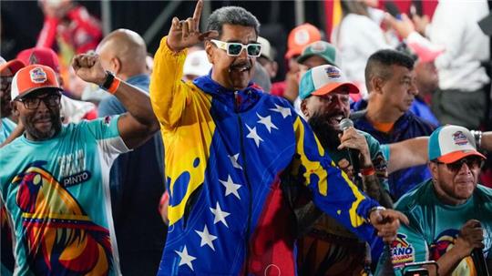 Präsident Maduro feiert seinen offiziell verkündeten Sieg.