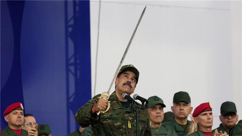 Präsident Nicolas Maduro schwingt ein Schwert.