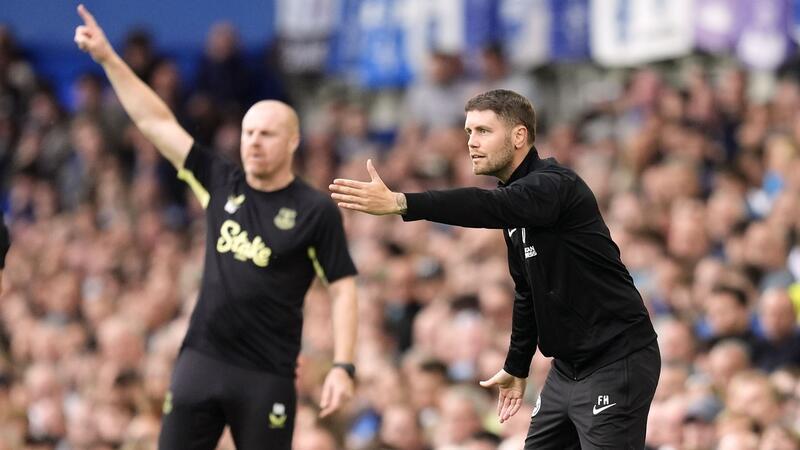 St. Paulis Göttlich: Hürzeler muss Verlieren „lernen“ Präsident Oke Göttlich vom Fußball-Bundesligisten FC St. Pauli sieht beim Premier-League-Trainer Fabian Hürzeler trotz des Anfangserfolgs noch eine wichtige Lektion ausstehend.