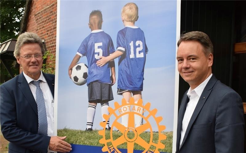 Präsident Olaf Lehmann und Vorstandsmitglied Sören Schult vom Rotary Club Altes Land vor einem Plakat der Rotary-Jugendhilfe .Foto Richter