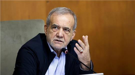 Präsident Peseschkian soll Teil des dreiköpfigen Rats sein, der den Iran vorübergehend führen soll. (Archivbil)