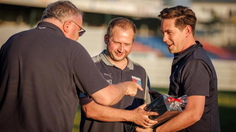Präsident Rigo Gooßen (links) und Sportdirektor Sören Behrmann (rechts) wollten Co-Trainer Markus Zimmermann gerne halten.