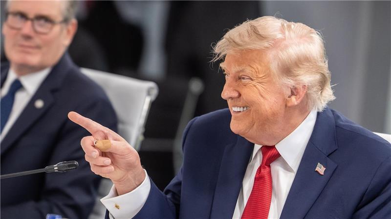 Präsident Trump deutet die Richtung an auf dem G7-Gipfel in Evian, Frankreich.