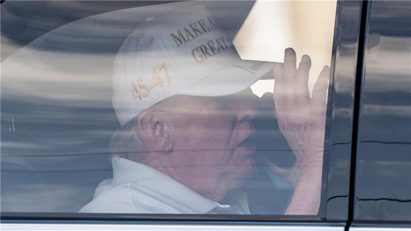 Präsident Trump geht Golf spielen.