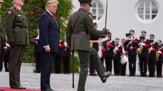 Präsident Trump ist eigentlich zum Golfen nach Irland gekommen.