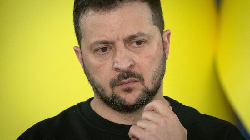 Präsident Wolodymyr Selenskyj fordert den Westen erneut zu mehr finanzieller und militärischer Hilfe auf.