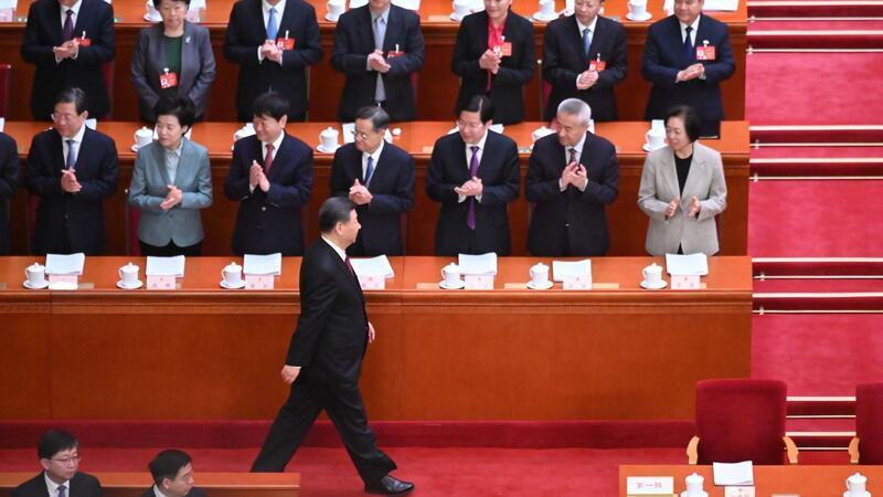 Präsident Xi Jinping kommt unter Applaus in den Plenarsaal der Großen Halle des Volkes in Peking.