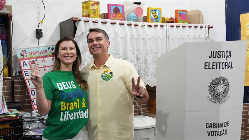 Wahllokale geöffnet: Brasilien wählt Präsidenten Präsidentschaftskandidat Flávio Bolsonaro gibt seine Stimme ab.