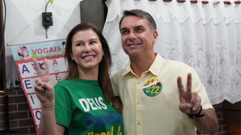 Stichwahl in Brasilien: Lula gegen Bolsonaro-Sohn Flávio Präsidentschaftskandidat Flávio Bolsonaro gibt seine Stimme ab.