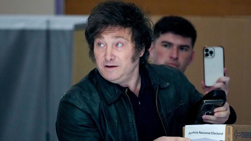 Künftiger Präsident: Milei will Argentinien umkrempeln Präsidentschaftskandidat Javier Milei gibt in einem Wahllokal in Buenos Aires seine Stimme ab.
