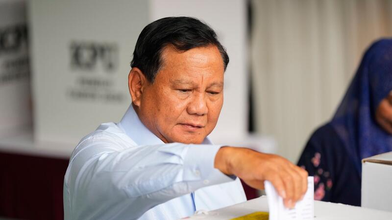 Präsidentschaftskandidat Prabowo Subianto gibt seinen Stimmzettel in Bojong Koneng ab.