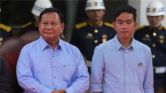 Präsidentschaftskandidat Prabowo Subianto (l) gilt laut Umfragen als Favorit bei den Wahlen in Indonesien.