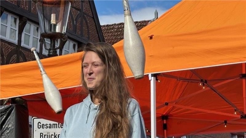 Eine Besucherin des Fleth-Festes während einer Jonglage-Show. 