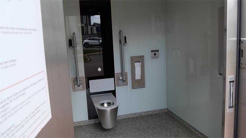 Von der Rolle: Klopapier-Check im Kreis Stade Pragmatisch, hoch technisiert und geruchlich anspruchsvoll präsentiert sich die Toilette am Buxtehuder Altstadtparkplatz. Für einige wenige Gäste reicht das vorhandene einlagige Papier wohl noch.