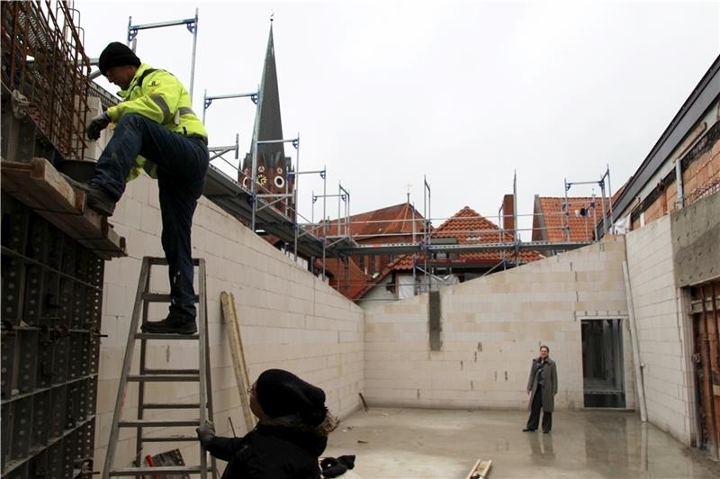 Praktikantin und Bauingenieurs-Studentin Arzu Deniz hält die Leiter, Frank Udo Feigenspan schüttet Beton für die Wand der künftigen stadtgeschichtlichen Ausstellung und Museumsleiterin Dr. Susanne Keller wirft einen Blick auf den Fortschrit