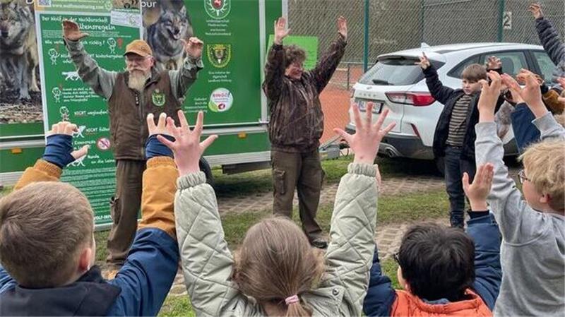 Praktische Tipps haben Bernard und Diana Wegner für die Grundschüler dabei und gehen auch auf die von den Kindern erarbeiteten Fragen ein.