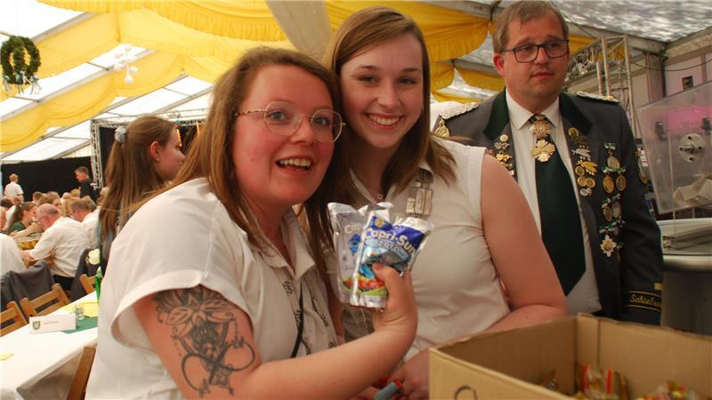 Praktischer Gewinn: Stadtbeste Dame Janine Wilhelmi (links) und Stadtjungschützinnenkönigin Mailin Helmke mit Erfrischungsgetränken.