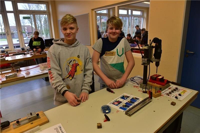 Praktischer Unterricht: Melvin Schmidt (links) und Felix Heidemann bauen eine Kurbelleuchte. Foto: Beneke