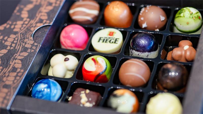 Schoko-Produktion fürs Weihnachtsgeschäft im vollen Gang Pralinen gibt es in allen Formen und Farben.