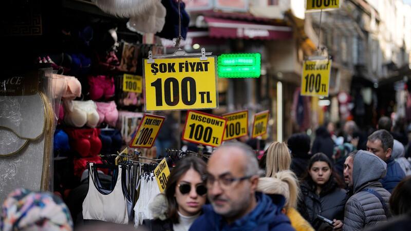 Preise werden in einem Bekleidungsgeschäft im Eminonu-Geschäftsviertel angezeigt.