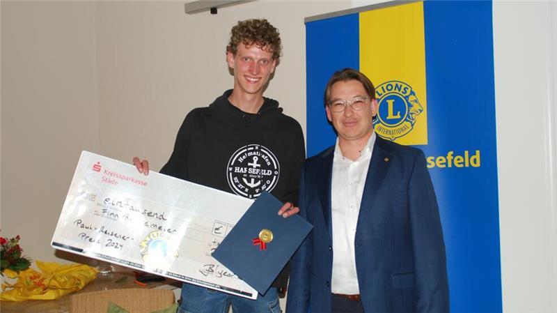 Preisträger Finn Reinkemeier, hier mit Lions-Präsident Jan Boris Ingerowski, verriet, was er mit dem Preisgeld über 1000 Euro plant.