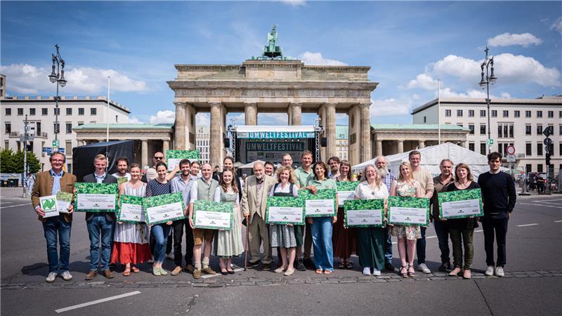 Preisträger der Nabu-Aktion „Gemeinsam Boden gut machen“ vor dem Brandenburger Tor in Berlin.