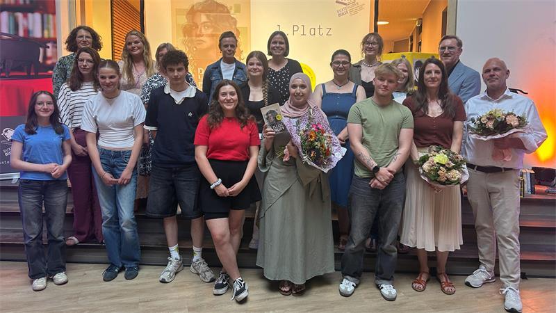 55. Buxtehuder Bulle: Spannende Auszählung und eine überglückliche Gewinnerin Preisträgerin Basma Hallak (Mitte) mit Mitgliedern der Jury sowie den mitnominierten Autoren Nina Scheweling und Moritz Seibert (vorne rechts).