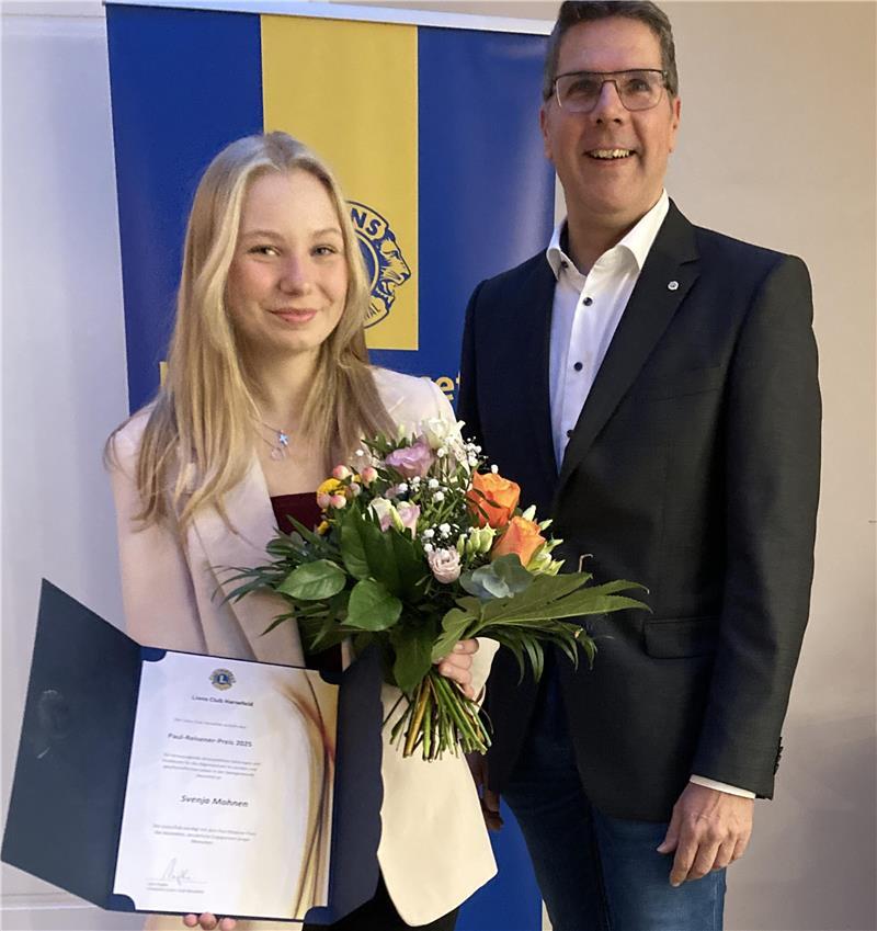 Preisträgerin Svenja Mohnen mit dem Präsidenten des Lions Club Harsefeld Jens Papke.