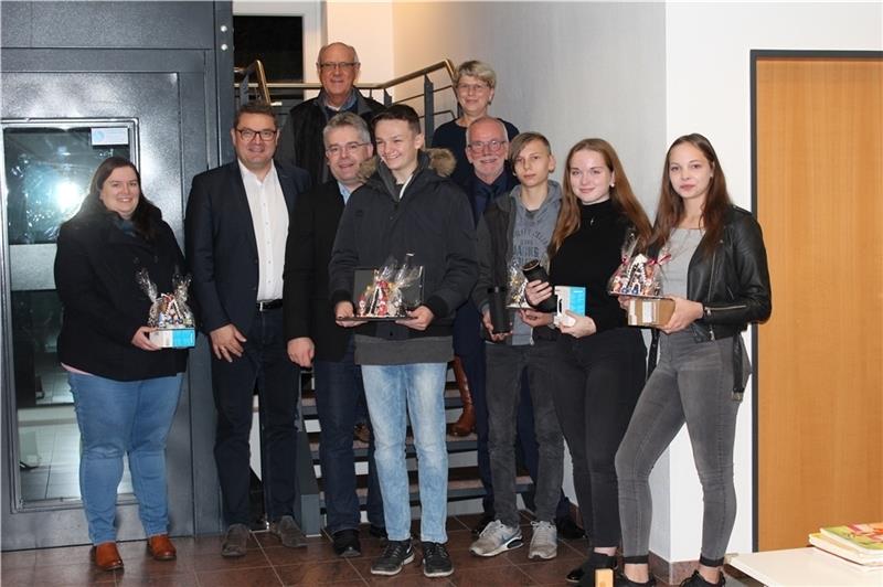 Neuer Termin für Azubi-Börse in Oldendorf-Himmelpforten steht Preisübergabe im Rathaus: Auf dem Foto (von links): Franziska Rosenberger, Holger Falcke, Harald Burfeindt, Matthias Wolff, Nico Hartlef, Kirsten Stüven-Diercks, Frank Wassermann, Timon-Luis Schwan, Luisa Brandt und Sarah Ahlfeld. Foto: Wolff