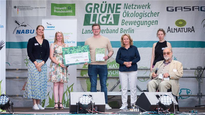 Preisverleihung 2025 im Rahmen des Umweltfestivals in Berlin (von links): Stella Eichhorst (Alnatura), Karen und Simon Stehr (Karen Stehr Obstbau), Steffi Lemke (ehemalige Bundesumweltministerin), Christine Tölle-Nolting (Teamleiterin Landnutzung im Nabu-Bundesverband) und Professor Dr. Hardy Vogtmann (Vorsitzender Beirat „Gemeinsam Boden gut machen“).