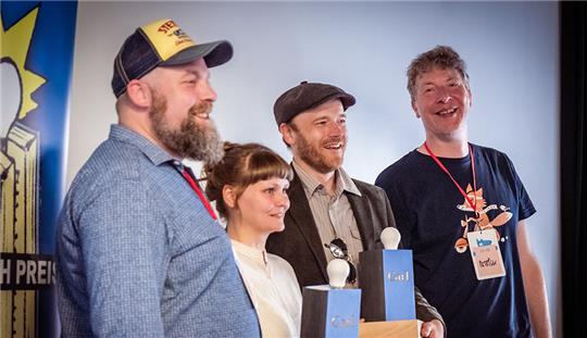Preisverleihung: Stifter Mano Eckhoff (links) und Initiator Patrick Wirbeleit mit den Gewinnern Martina Liebig und Torben Kuhlmann.Foto: Alexander Kliem