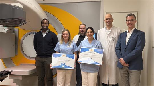 Preisverleihung in der Strahlentherapie: Dr. Markus Herrmann (2. von rechts) und sein Team nehmen die Auszeichnung entgegen.