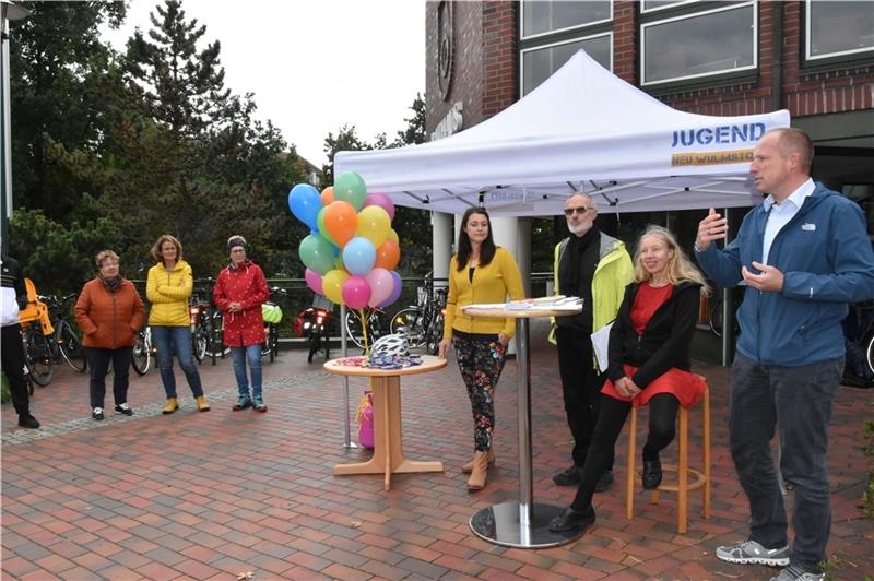 Stadtradeln: Mit Muskelkraft für ein besseres Klima Preisverleihung vor dem Rathaus: Für die Teilnehmer des Stadtradelns gab es Geschenke. Fotos: Felsch