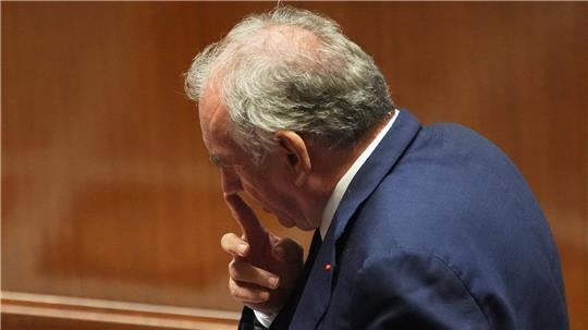 Premier Bayrou wollte sich mit der Vertrauensfrage Rückenwind für seine Sparpläne holen - das ging nach hinten los.