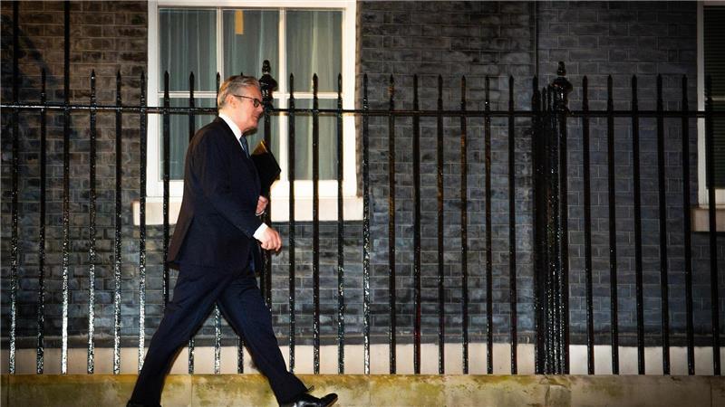 Premier Starmer gab sich vor seiner Fraktion kämpferisch - und bekam dafür viel Applaus.