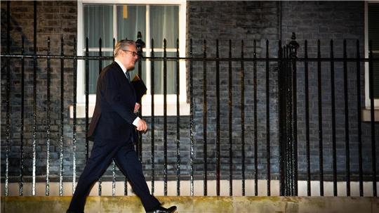 Premier Starmer gab sich vor seiner Fraktion kämpferisch - und bekam dafür viel Applaus.